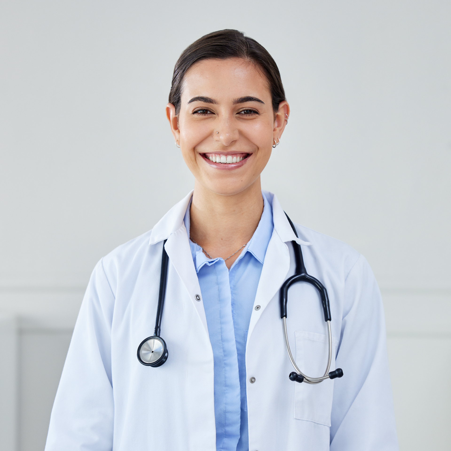 Médica profissional da saúde em ambiente clínico